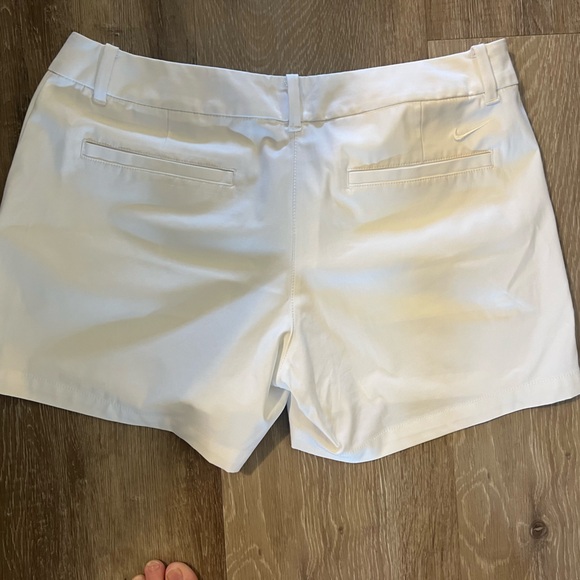 Women’s Nike White Golf Shorts size 10 Like New - Picture 2 of 3
